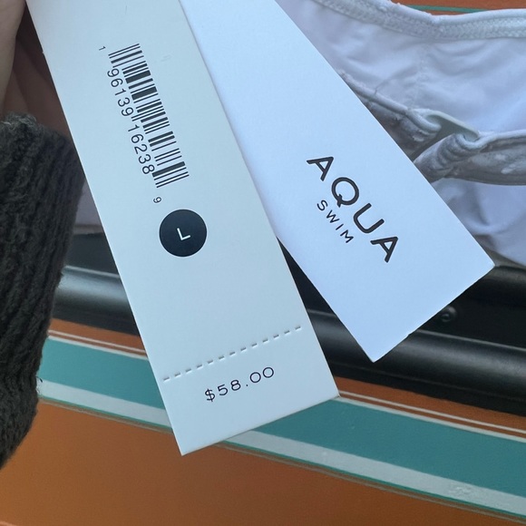 *NWT* Bloomingdale’s Snow Eyelet Bikini Top - Picture 5 of 6